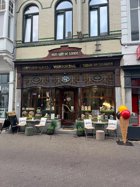 De gevel van Huis Van de Sande bij daglicht, met het terras aan de Stationsstraat
