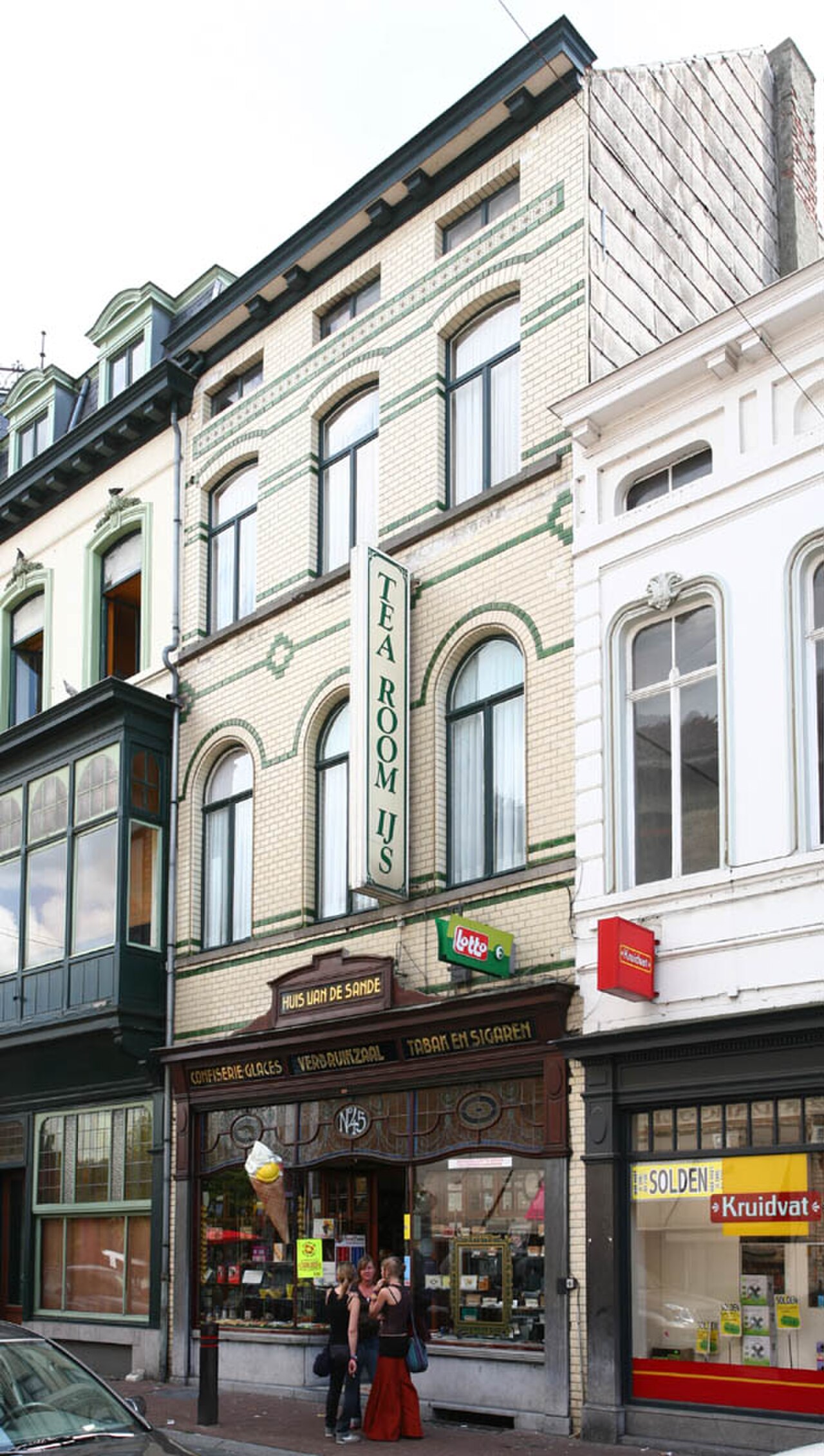 Het pand Stationsstraat 45 met zijn faiencegevel en art-nouveauwinkelpui
