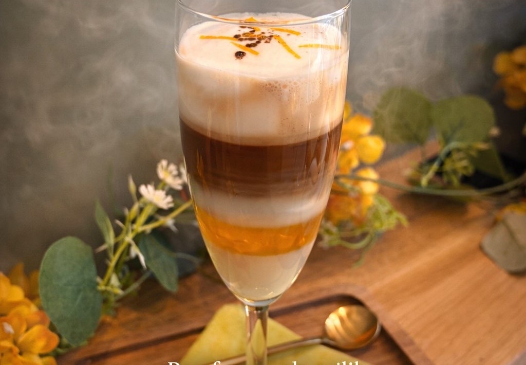 Barraquito met Licor 43, espresso en gecondenseerde melk, laagje per laagje in een glas